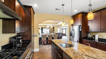 Kühlschrank, Mikrowelle, Wasserkocher mit Kaffee-/Teezubehör, Toaster