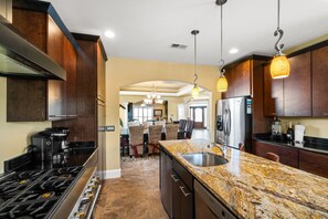 Kühlschrank, Mikrowelle, Wasserkocher mit Kaffee-/Teezubehör, Toaster