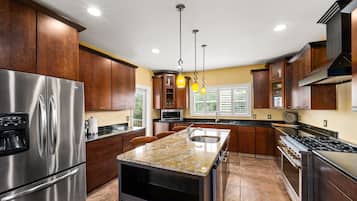 Kühlschrank, Mikrowelle, Wasserkocher mit Kaffee-/Teezubehör, Toaster