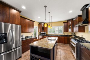 Kühlschrank, Mikrowelle, Wasserkocher mit Kaffee-/Teezubehör, Toaster