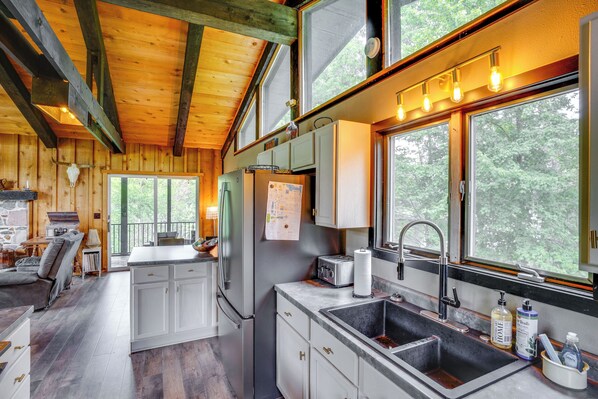 Fridge, microwave, stovetop, dishwasher