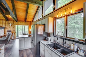 Fridge, microwave, stovetop, dishwasher