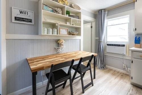Capitola Village Bungalow - 2 Blocks from the Sand