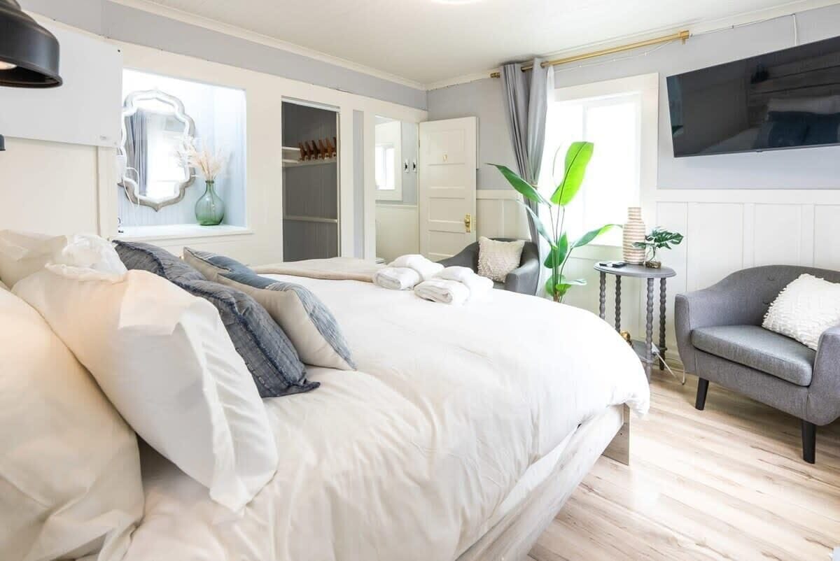 2 bedrooms, desk, travel crib, WiFi