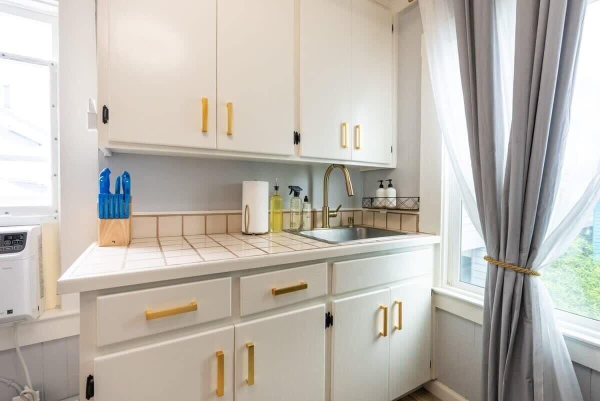 Coffee/tea maker, fridge, microwave, oven