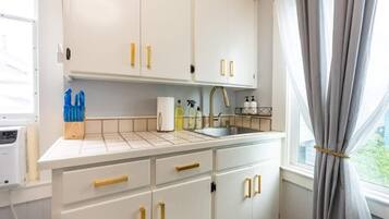Coffee/tea maker, fridge, microwave, oven
