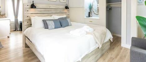 2 bedrooms, desk, travel cot, WiFi