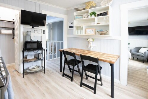 Capitola Village Bungalow - 2 Blocks from the Sand