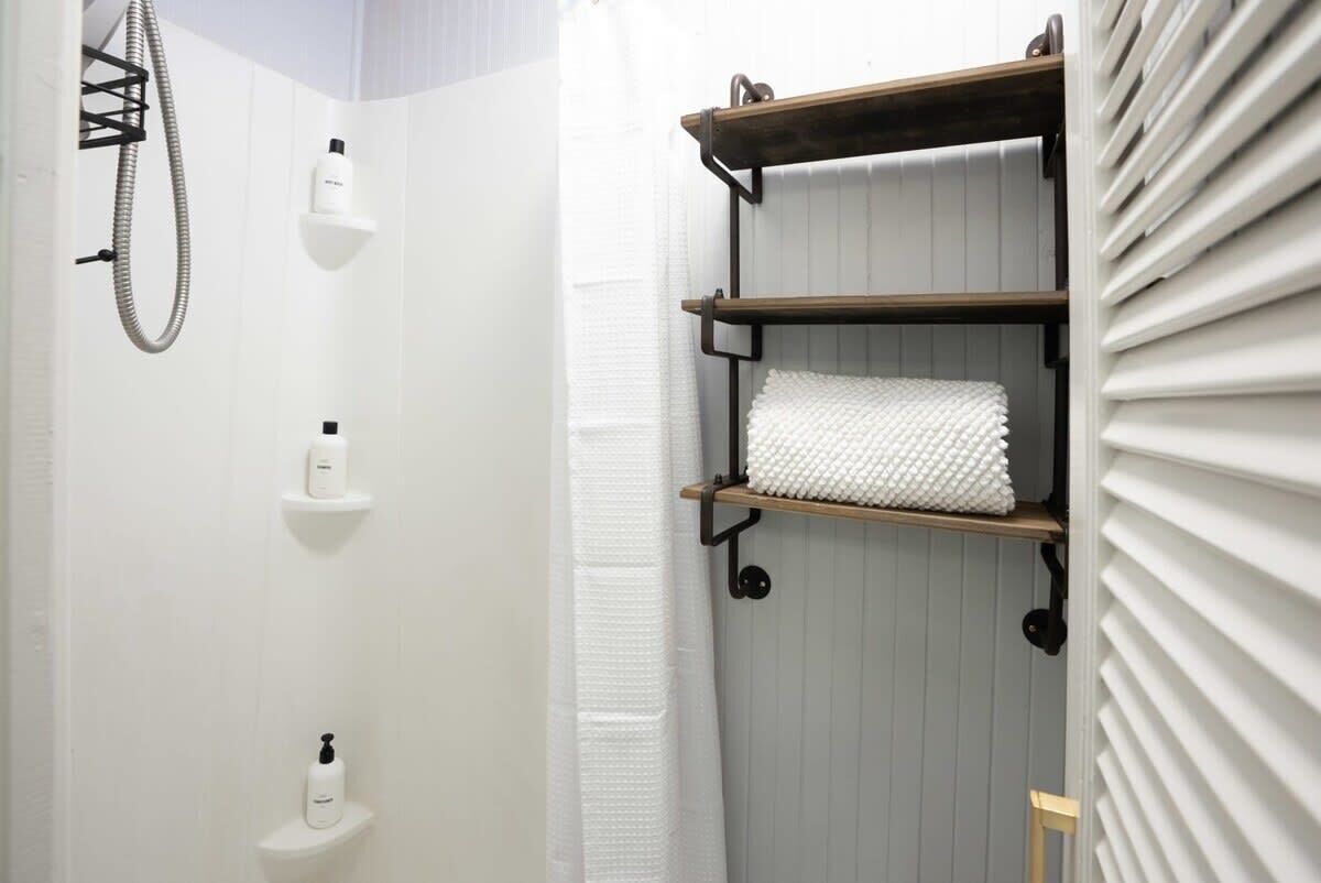 Shower, hair dryer, towels, shampoo
