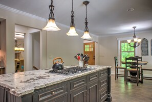 ثلاجة، ميكروويف، فرن، موقد طهي مسطح