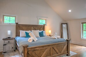 4 bedrooms, desk, iron/ironing board, travel crib