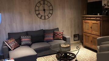 Smart TV, pebolim, livros, biblioteca musical