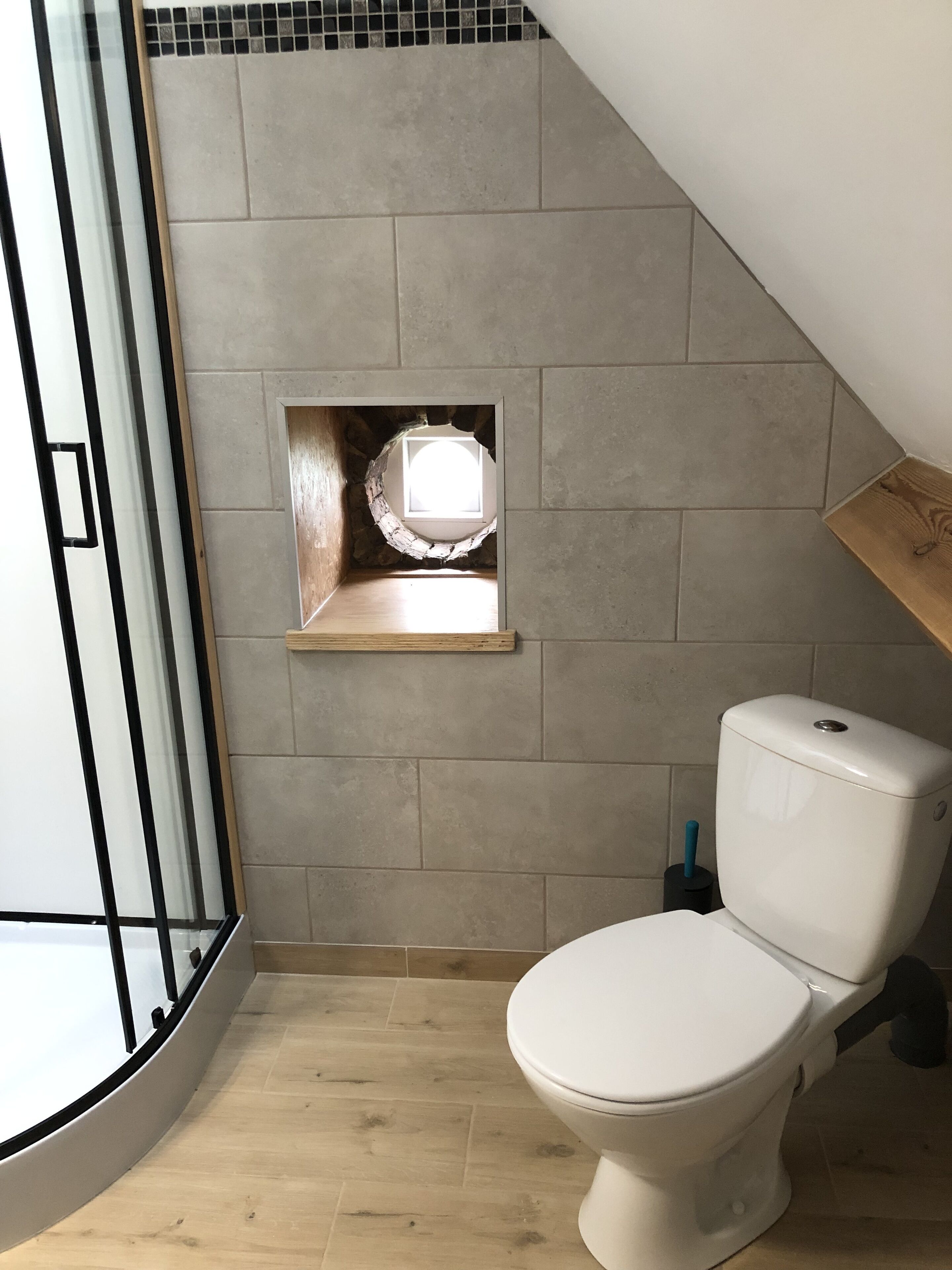 Een douche, een haardroger, toiletpapier