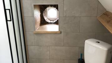 Een douche, een haardroger, toiletpapier