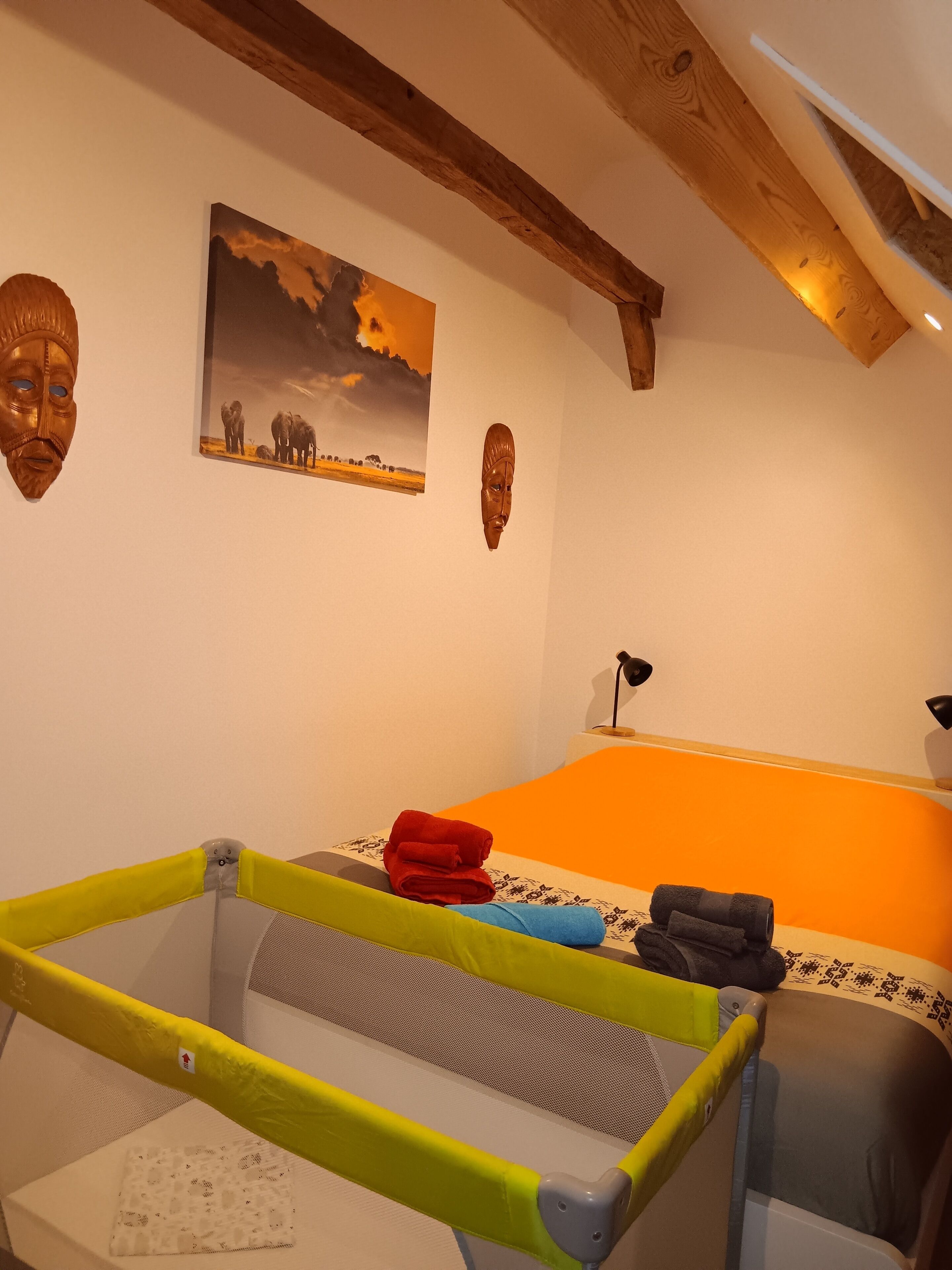 3 slaapkamers, een strijkplank/strijkijzer, reisbedje, gratis wifi