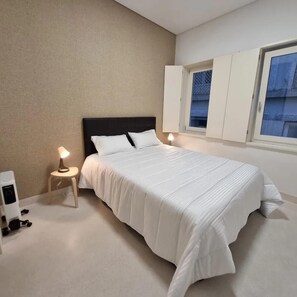 2 chambres, fer et planche à repasser, lit de bébé portatif