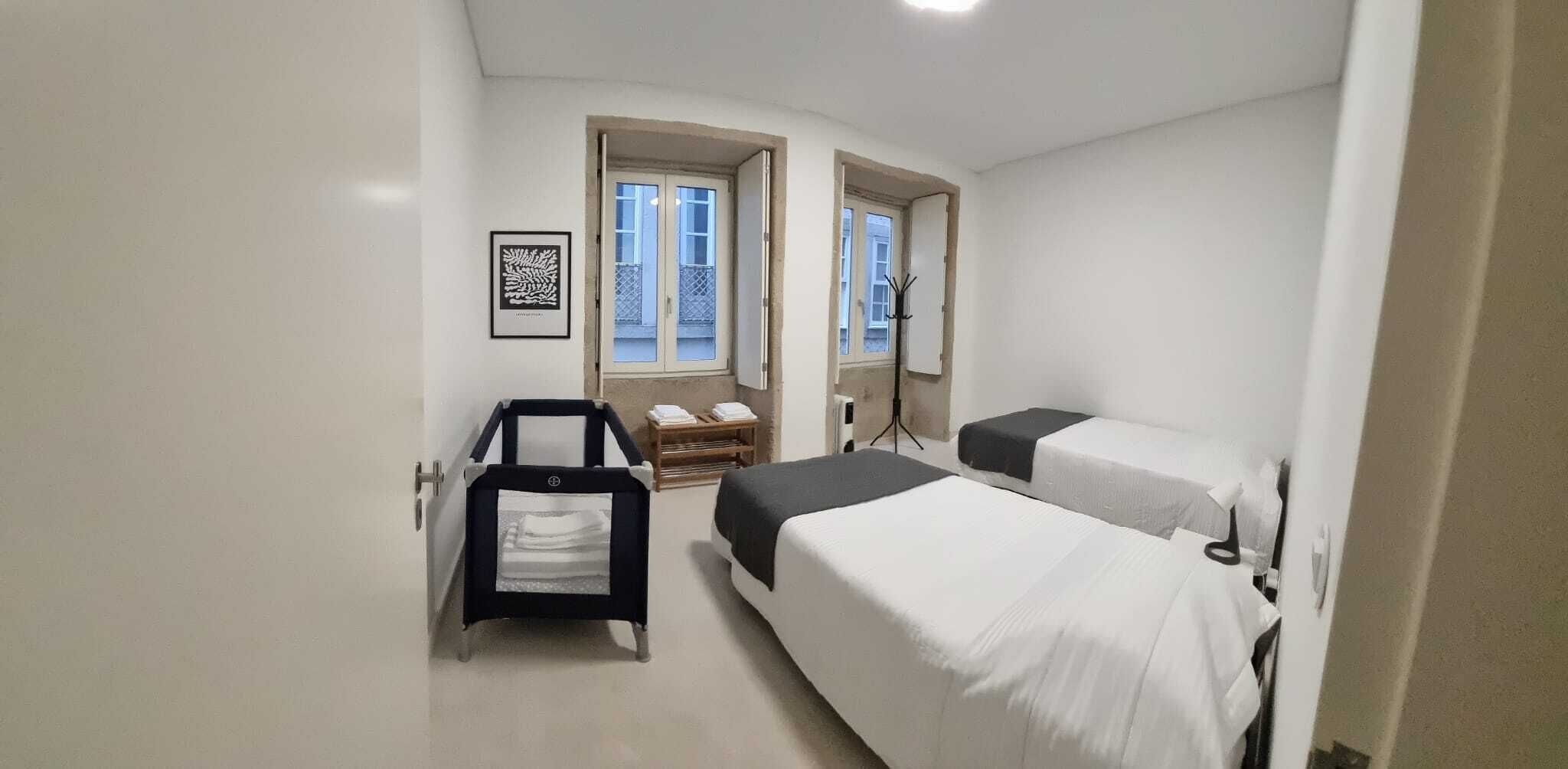 2 quartos, ferros/tábuas de passar roupa, berço de viagem