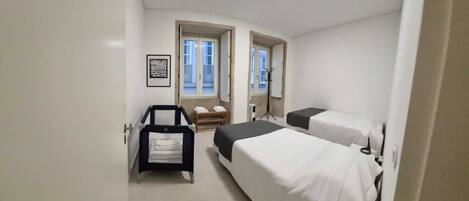 2 habitaciones, tabla de planchar con plancha y cuna de viaje