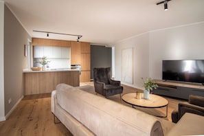 Suite Deluxe, terrasse, vue port | Rideaux occultants, chambres insonorisées, fer et planche à repasser