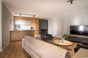 Suite Deluxe, terrazzo, vista porto | Tende oscuranti, insonorizzazione, ferro/asse da stiro, Wi-Fi gratuito