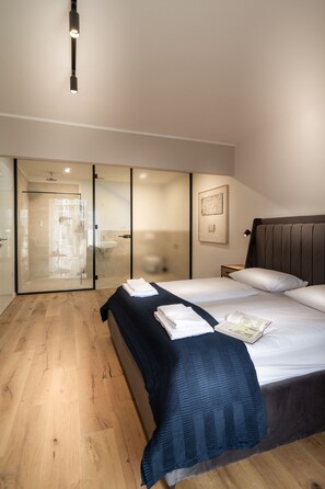 Suite Deluxe, terrasse, vue port | Salle de bain | Articles de toilette gratuits, sèche-cheveux, serviettes fournies