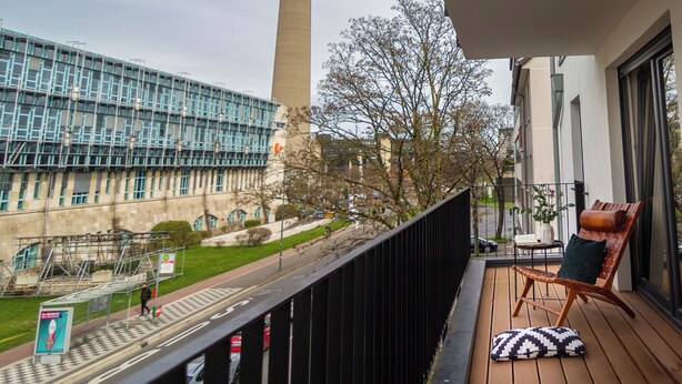 A balcony with a view of a tower and a modern building. - Sleep Inn Medienhafen Suites (Düsseldorf)