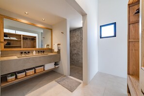 Shower, hair dryer, towels - Modern Villa Overlooking Lush National Park (Huatulco)