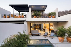 Outdoor dining - Modern Villa Overlooking Lush National Park (Huatulco)