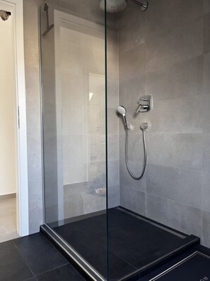 Douche, sĂšche-cheveux, serviettes fournies