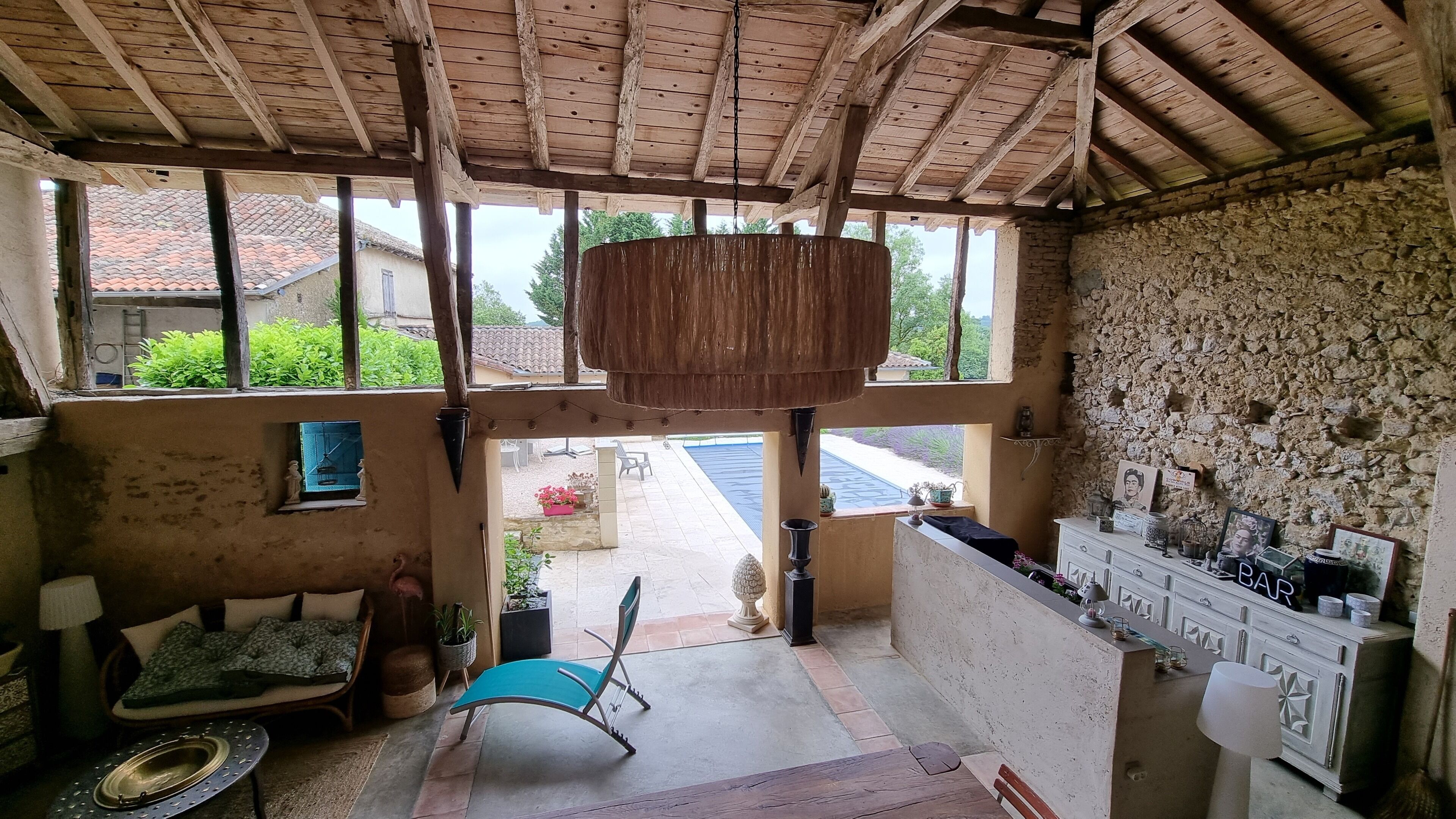 Une grange de 50 m² équipée d'un espace cuisine / plancha / micro-onde + frigo