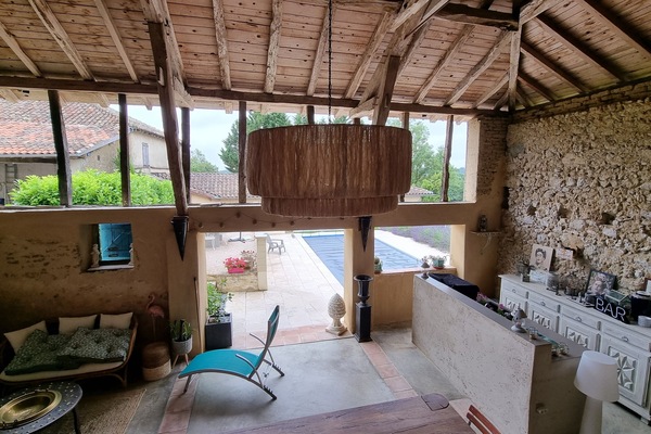Une grange de 50 m² équipée d'un espace cuisine / plancha / micro-onde + frigo