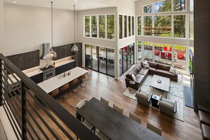 Smart-TV, Kamin, Tischtennisplatte