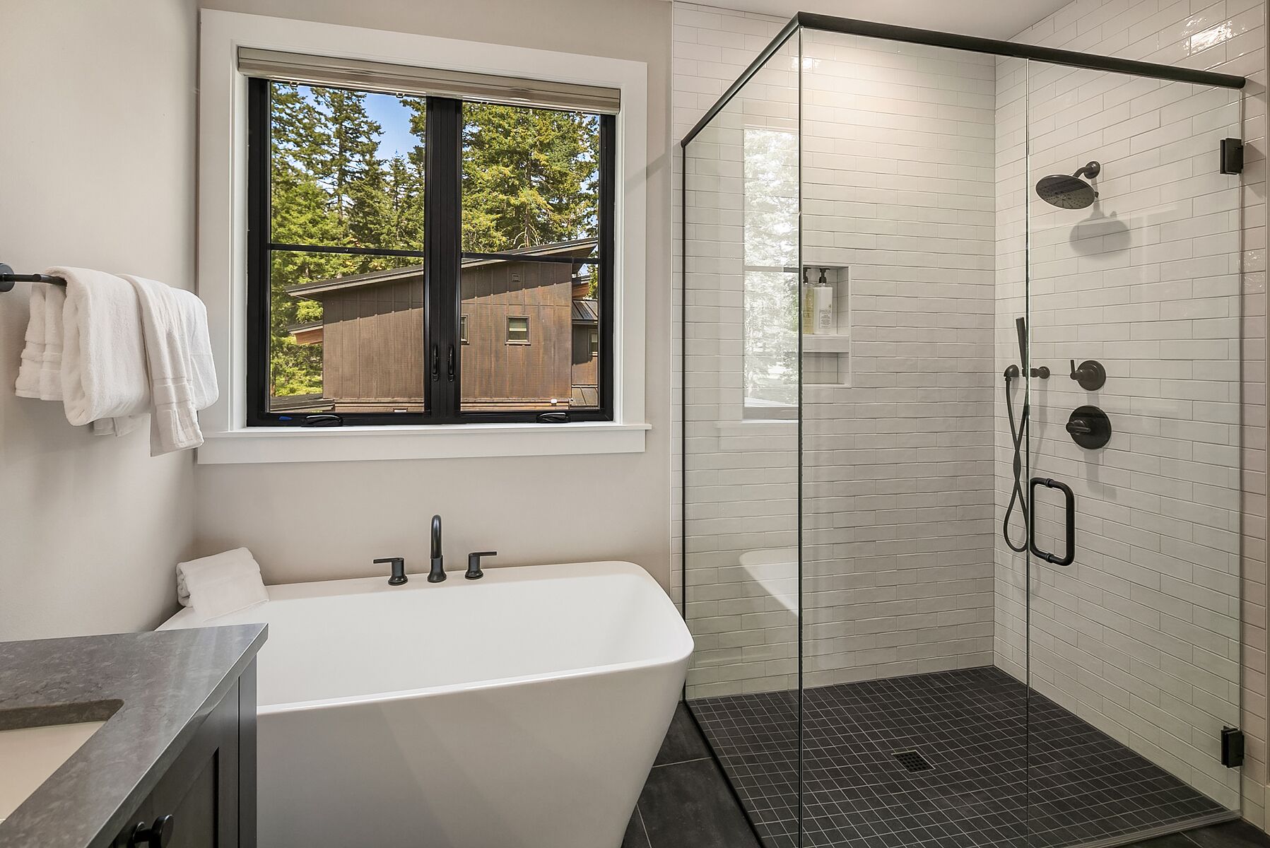 7 Pines Retreat: - 2nd floor master bath with a large soaking tub and tile shower.