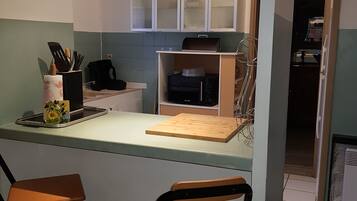 Frigorífico, microondas, horno y placa de cocina