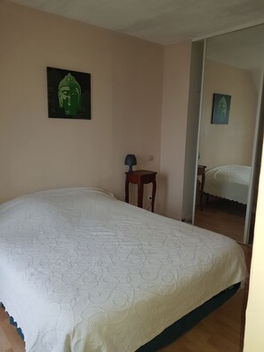 4 makuuhuonetta, työpöytä, ilmainen Wi-Fi, vuodevaatteet