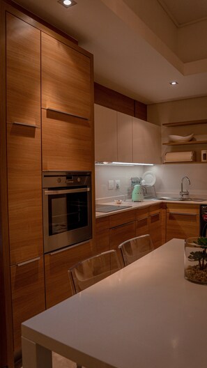 Geladeira, micro-ondas, fogão, cooktop