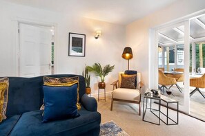 Smart TV, fireplace, DVD player, books - Bellfoot a stylish and cosy rural retreat in Grasmere with hot tub (Grasmere)