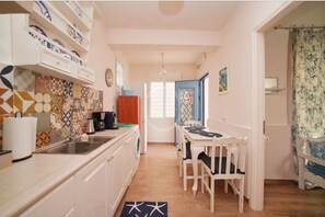 Fridge, oven, coffee/tea maker, cookware/dishes/utensils - Elli Apartment in Ermioni (Ermioni)