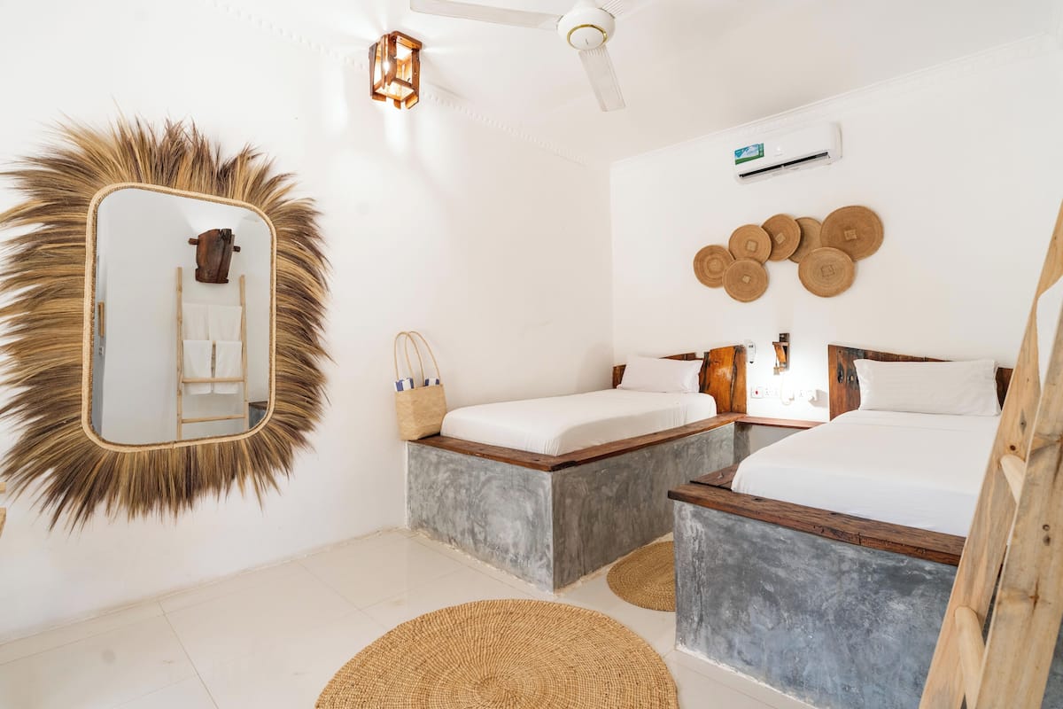 Deluxe-værelse med 2 enkeltsenge | Pengeskab på værelset, mørklægningsgardiner, gratis Wi-Fi, sengetøj