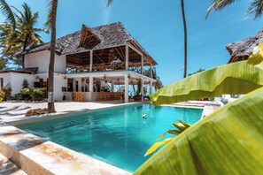 สระว่ายน้ำกลางแจ้ง