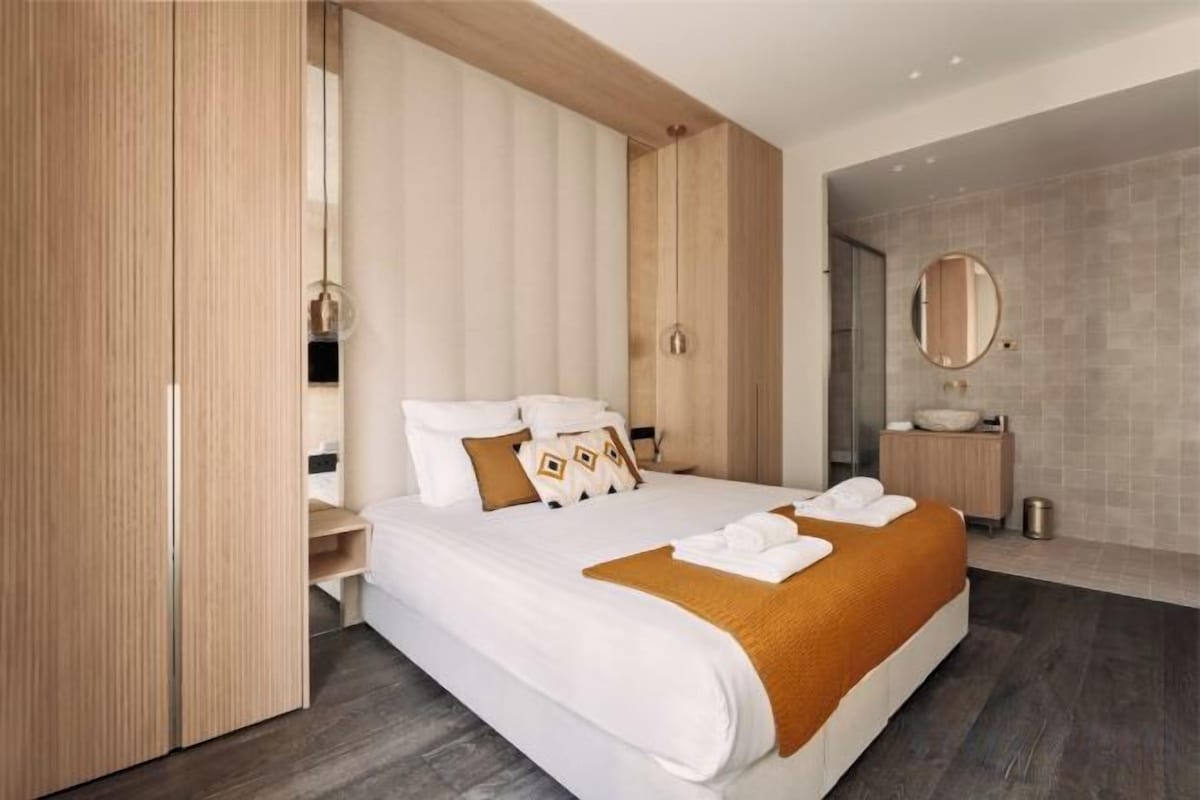 Premium bedding, pillowtop beds, in-room safe, blackout drapes