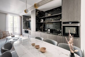 Réaumur III | Cozinha privada | Geladeira grande, micro-ondas, fogão, cooktop