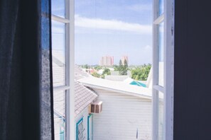 Habitación básica con 2 camas individuales, 2 camas individuales | Espacio para trabajar con laptop y tabla de planchar con plancha