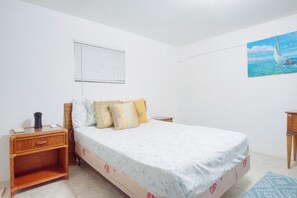 DA Conch Private Double Room | Laptop workspace, iron/ironing board, free WiFi, bed sheets - Hillcrest (Nassau)