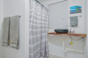 Chambre Double Standard, 1 grand lit | Salle de bain