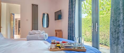 3 室のベッドルーム、WiFi (無料)、ベッドシーツ