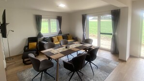 Ein Essbereich mit Tisch, Stühlen und einer Couch.