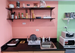 Kühlschrank, Mikrowelle, Wasserkocher, Toaster