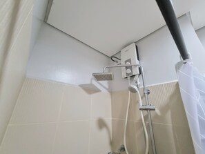 Douche, sèche-cheveux, bidet, serviettes fournies