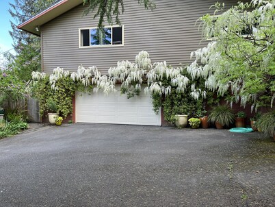 Spacious, Beautiful & Private Hillside Oasis, SW PDX & free coffee!